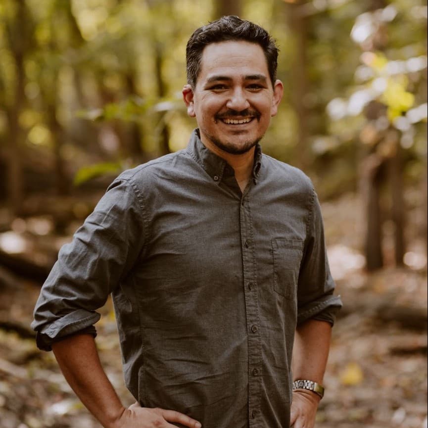 A photograph shows a portrait of Sergio Mata'u Rapu.