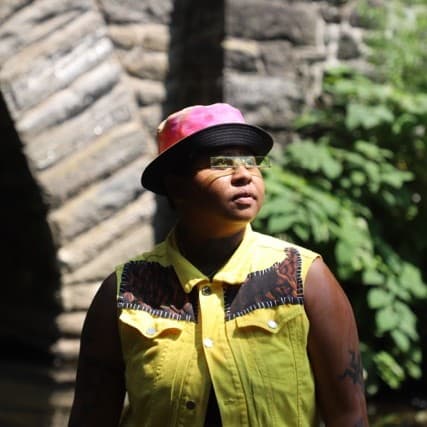 A photograph shows a portrait of Jeannine Kayembe.